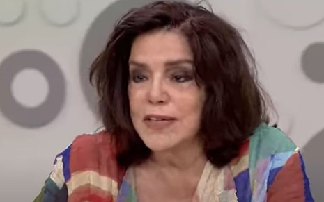 A apresentadora Lúcia Leme falando durante programa especial do Sem Censura, da TV Brasil, em 2017