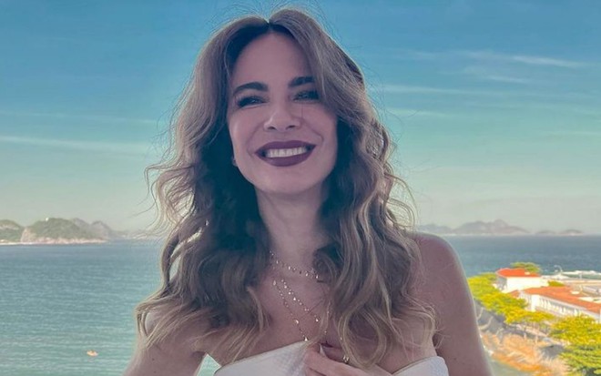 Luciana Gimenez de toalha em foto publicada em seu perfil no Instagram