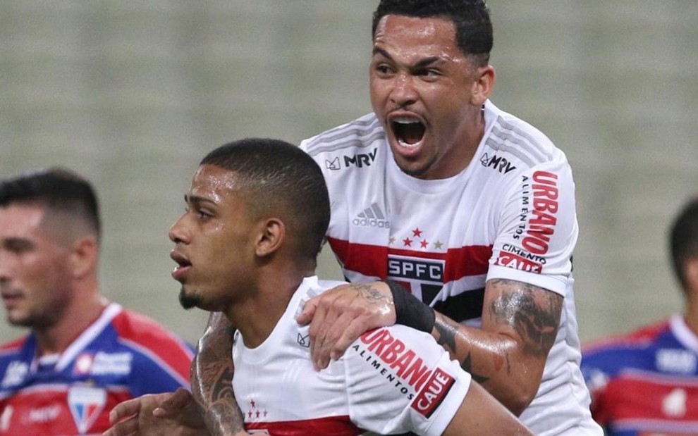 Imagem de Brenner (à esq., em baixo) e Luciano (em cima) comemorando gol do São Paulo contra o Fortaleza na Copa do Brasil