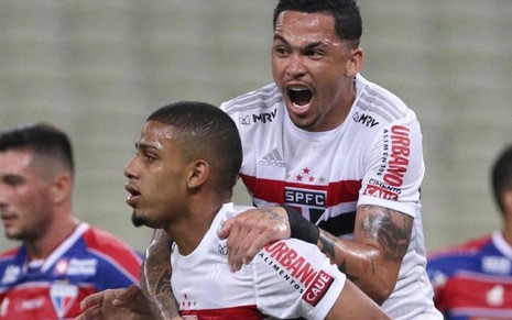 Imagem de Brenner (à esq., em baixo) e Luciano (em cima) comemorando gol do São Paulo contra o Fortaleza na Copa do Brasil