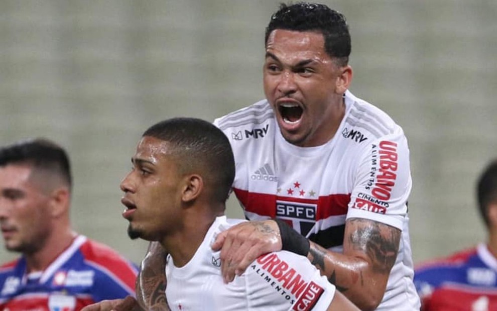 Imagem de Brenner (à esq., em baixo) e Luciano (em cima) comemorando gol do São Paulo contra o Fortaleza na Copa do Brasil