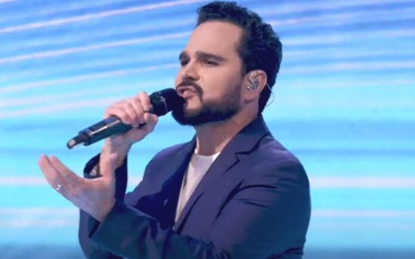 Luciano Camargo cantando em especial exibido pela Record