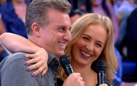 O casal Luciano Huck e Angélica abraçados em edição do programa Caldeirão do Huck, da Globo