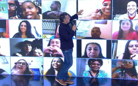 O apresentador Luciano Huck mostra plateia virtual no retorno do Caldeirão ao estúdio