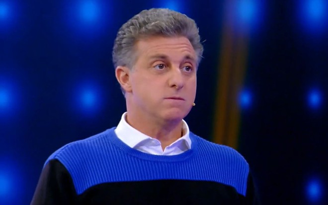 O apresentador Luciano Huck no palco no Caldeirão, da Globo