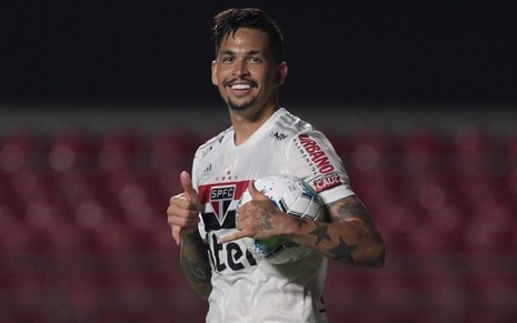 Luciano posa com a bola debaixo do braço para comemorar gol pelo São Paulo