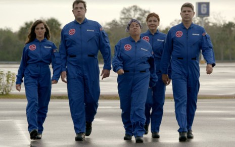 Fabiana Karla e o elenco do filme Lucicreide Vai Pra Marte com uniformes de astronauta