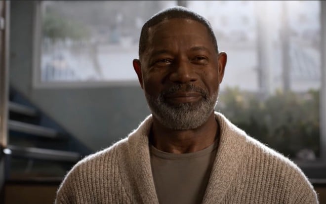 Dennis Haysbert como Deus em cena de Lucifer