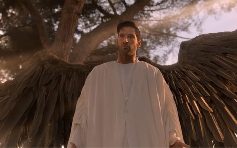 Tom Ellis com asas negras em cena da quinta temporada de Lucifer