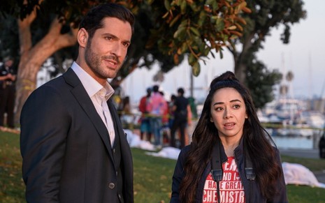 Em um parque, Tom Ellis e Aimee Garcia aparecem em uma cena de crime durante episódio da quinta temporada de Lucifer
