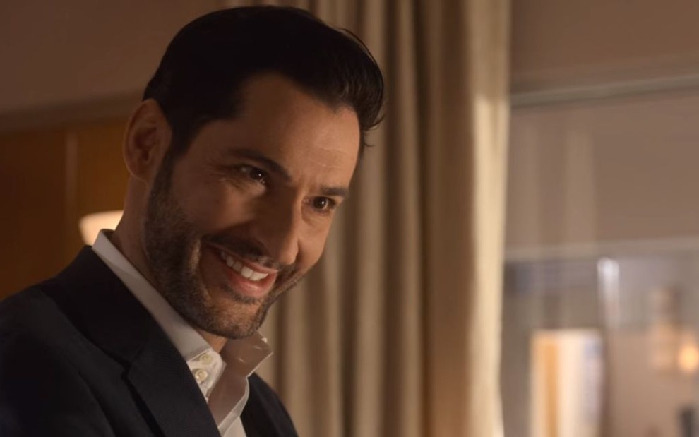 Em um quarto de hospital, Lúcifer dispara seu sorrisão característico em cena da série Lucifer