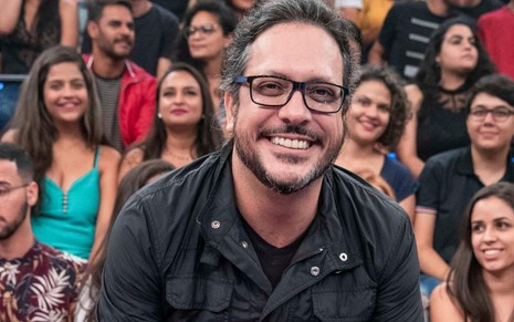 O ator Lucio Mauro Filho sorri para câmera, durante participação no Altas Horas