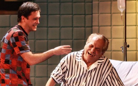 Lucio Mauro Filho ao lado do pai em palco de teatro durante a peça Lucio 80-30, em 2009