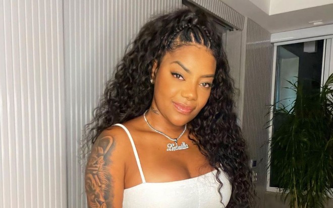 Imagem de Ludmilla com vestido branco em ensaio fotográfico