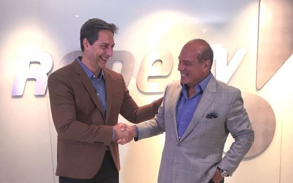 Luís Ernesto Lacombe e Marcelo de Carvalho apertam as mãos após assinarem contrato na RedeTV!