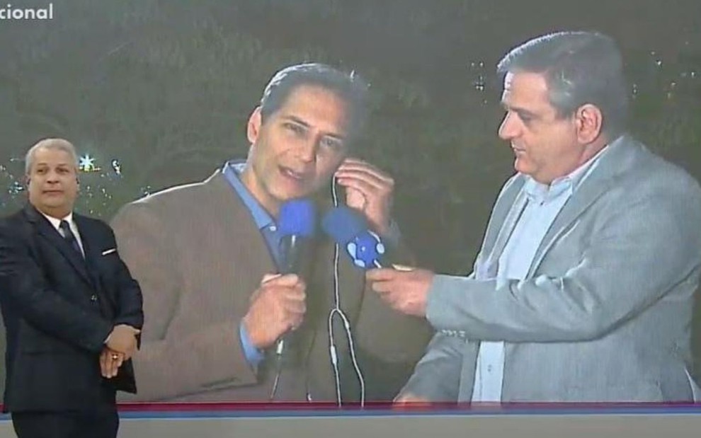 Sikêra Jr. conversando com Luís Ernesto Lacombe e o repórter Edie Polo no Alerta Nacional, da RedeTV!