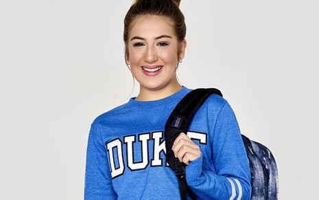 Luísa Bresser com moletom azul e mochila pendurada no ombro em foto publicada no Instagram em abril de 2020
