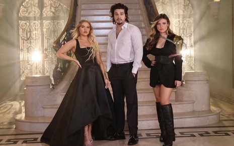 Luísa Sonza, Luan Santana e Giulia Be posando no Palácio dos Cedros