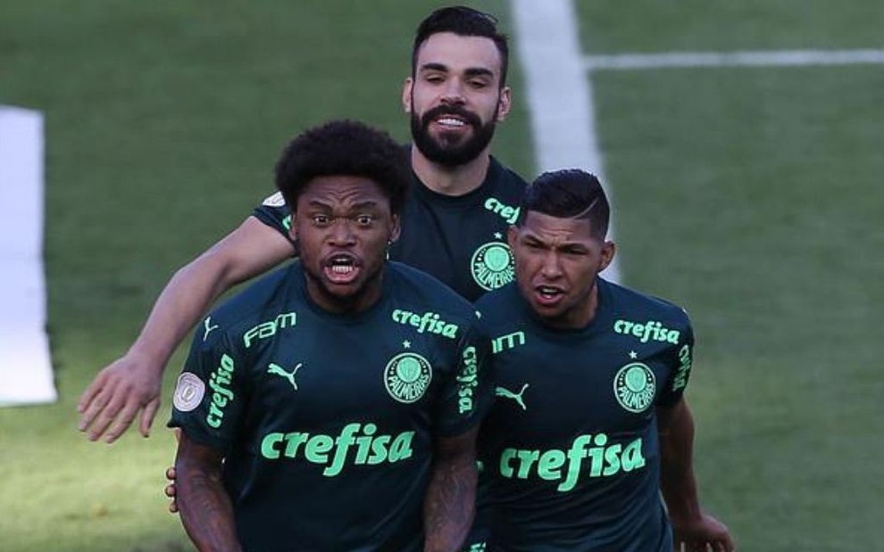 Abraçados, Luiz Adriana, Bruno Henrique e Rony comemoram gol do Palmeiras