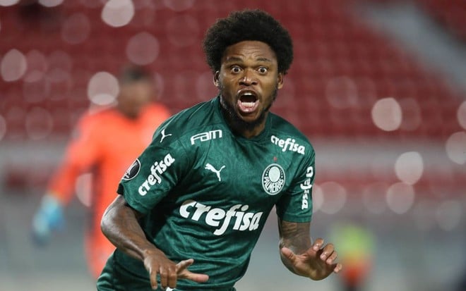 Luiz Adriano comemora gol pelo Palmeiras