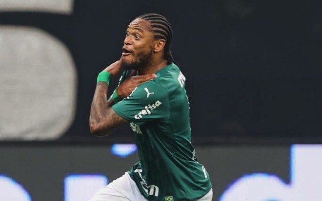 Imagem de Luiz Adriano comemorando gol durante jogo do Palmeiras