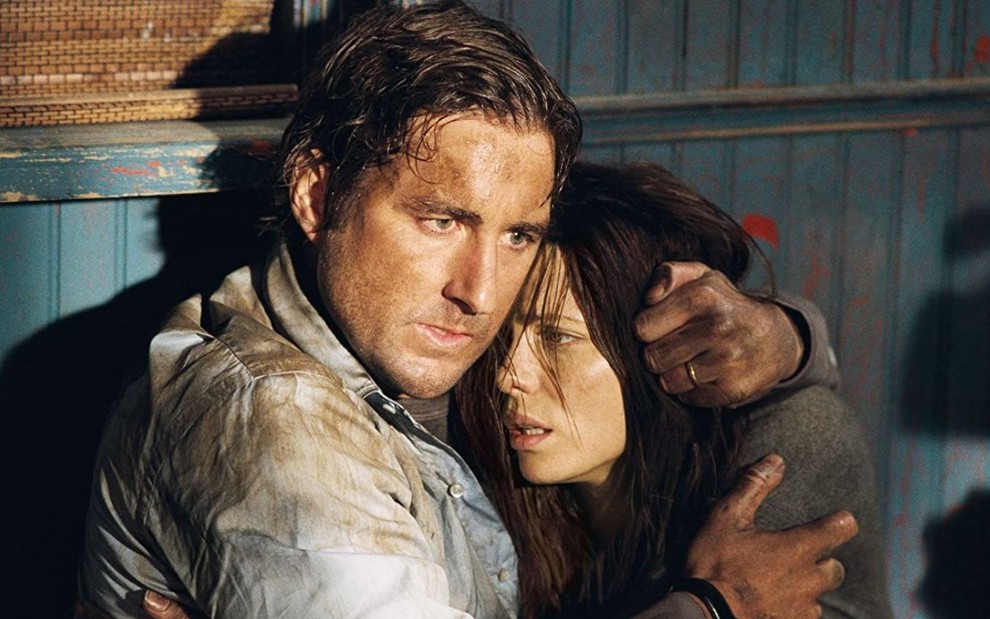 Luke Wilson e Kate Beckinsale se abraçam e estão com expressões de medo em Temos Vagas (2007)