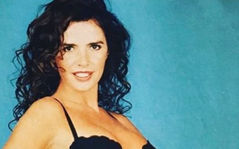 Luma de Oliveira de lingerie em ensaio sensual para a revista VIP no ano 2000