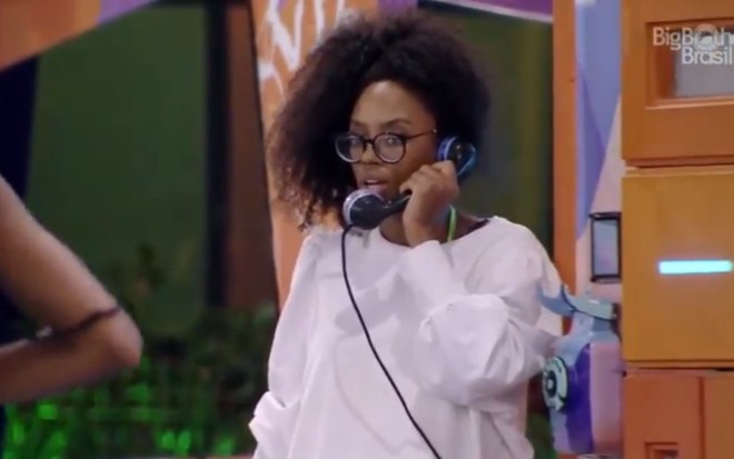 Lumena Aleluia segurando um telefone
