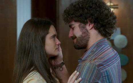 A atriz Juliana Paiva encara o ator José Condessa em cena como Luna e Juan em Salve-se Quem Puder