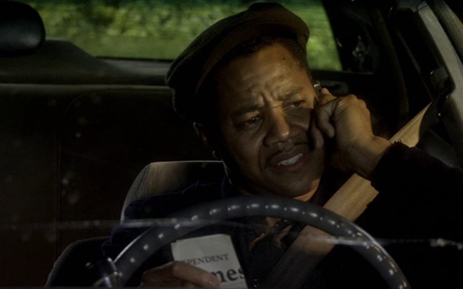 Cuba Gooding Jr. dentro e um carro, falando com alguém ao telefone