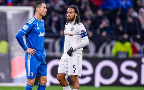 Cristiano Ronaldo e outro jogador do Lyon aparecem na imagem em duelo da Champions League