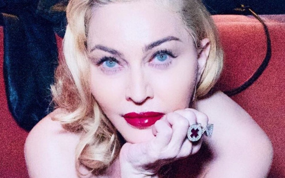 A cantora Madonna usa um batom vermelho e encara a câmera em foto publicada em seu perfil no Instagram