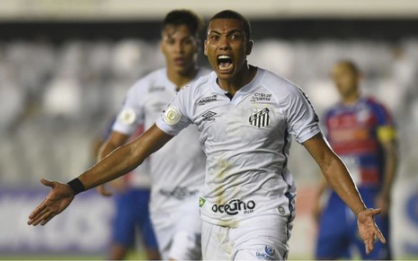 Madson comemora gol pelo Santos com os braços abertos