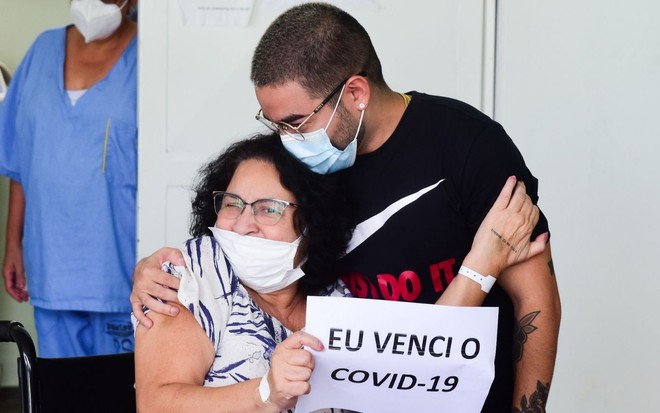 Imagem de Yudi Tamashiro abraçando mãe Tânia Tamashiro na saída do hospital