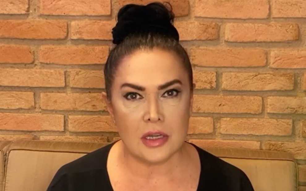 Cristina Kartalian, mãe de Fiuk, com feição séria em vídeo publicado no Instagram