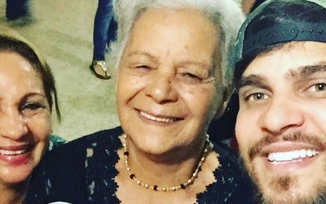 Imagem mostra o sertanejo Cauan (à dir.) com a avó (no centro) e a mãe (à esq.)