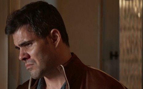 O ator Juliano Cazarré com cara de choro em cena como Magno de Amor de Mãe, novela das nove da Globo