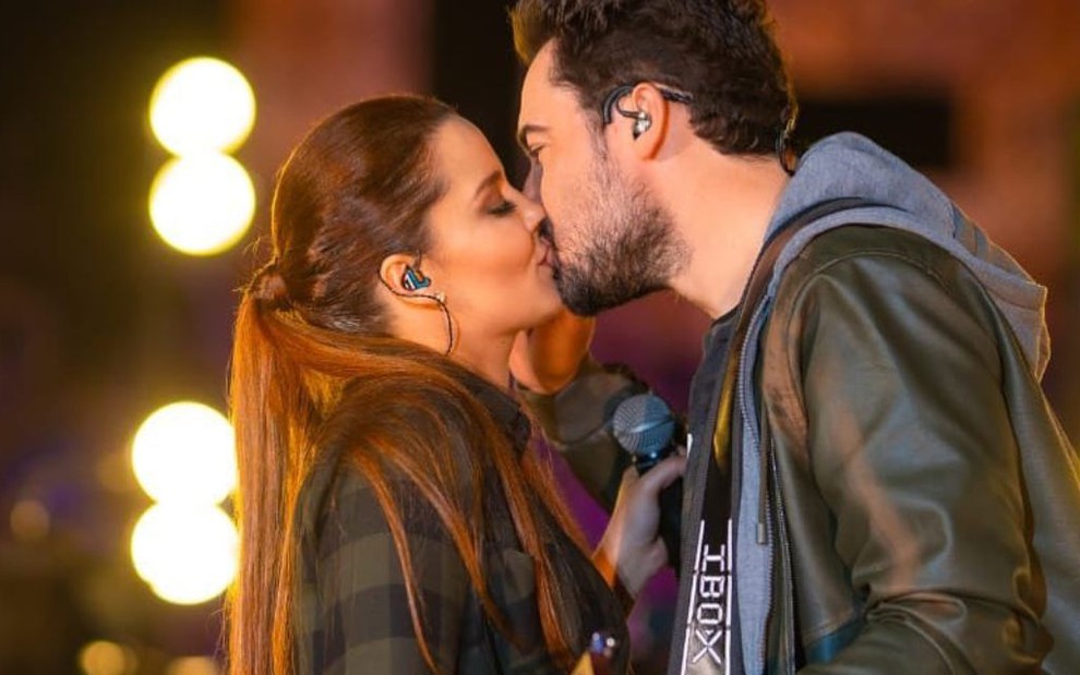 Os cantores sertanejos Maiara e Fernando Zor se beijam durante live 
