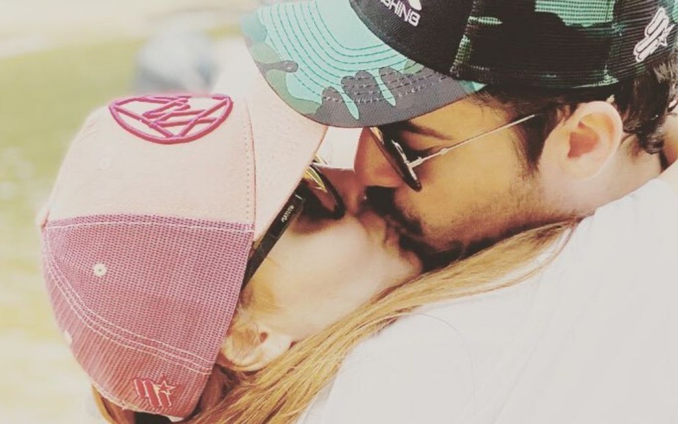 Foto dos sertanejos Maiara e Fernando se beijando publicada no Instagram da cantora na madrugada desta quinta-feira (16)
