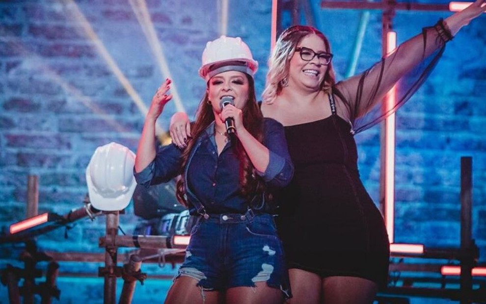 Imagem de Maiara Fernandes e Marília Mendonça cantando na live Patroas