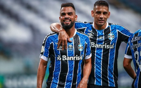 Imagem de Maicon e Diego Souza comemorando gol pelo Grêmio