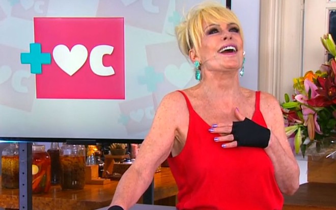 Ana Maria Braga dá uma gargalhada no retorno do Mais Você na Globo