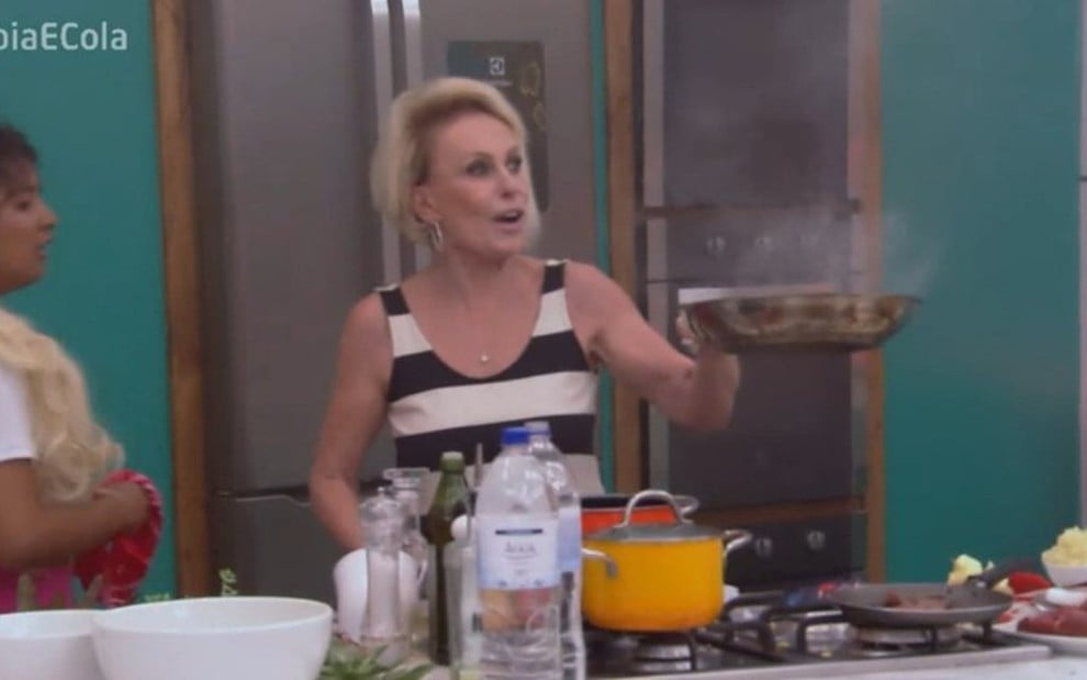 A apresentadora Ana Maria Braga segurando uma frigideira que pegou fogo no Mais Você, da Globo, em agosto