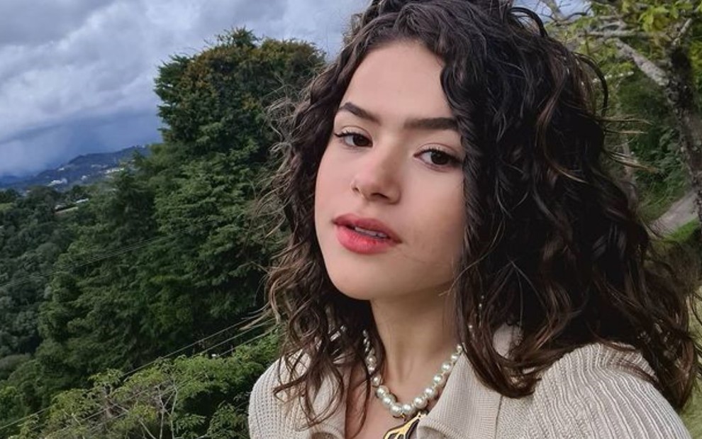 Maisa posa com cabelos soltos para foto publicada para Instagram