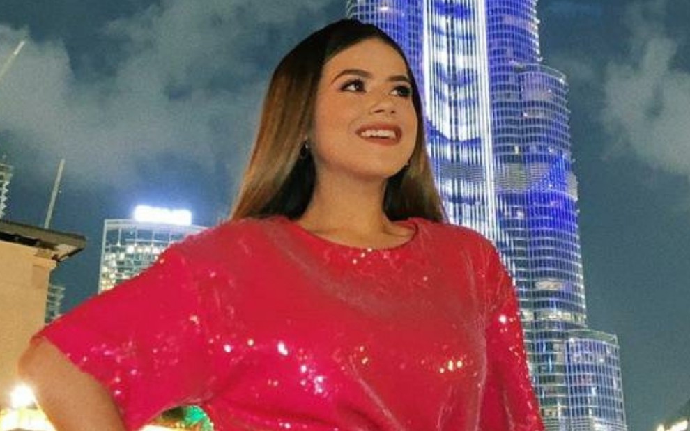 Maisa Silva com blusa rosa neon em Dubai