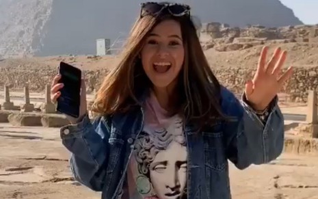 A apresentadora Maisa Silva diante das pirâmides no Egito durante férias em dezembro de 2019
