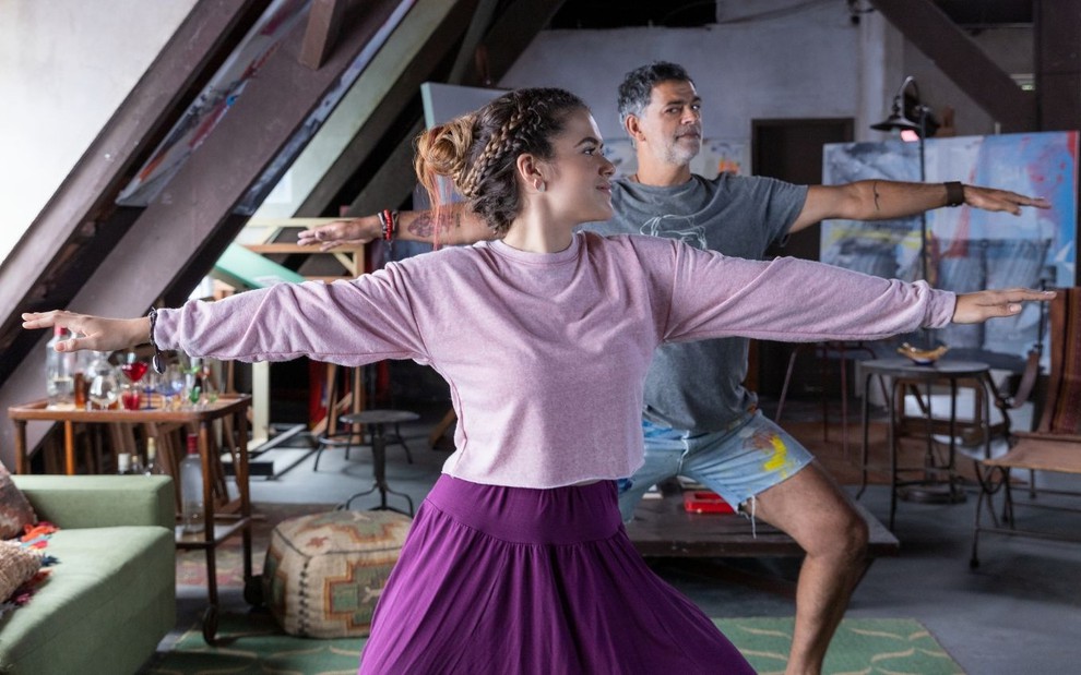 Maisa Silva e Eduardo Moscovis fazem poses de yoga em cena do filme Pai em Dobro