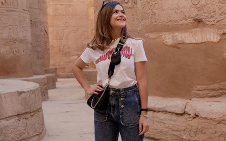 Maisa Silva posa em ruínas durante férias no Egito