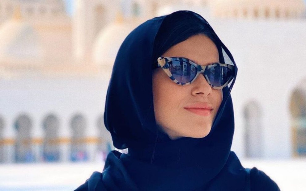 A apresentadora Maisa Silva posa de hijab em Abu Dhabi, nos Emirados Árabes Unidos
