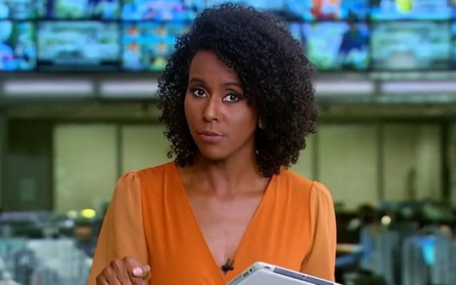 Imagem de Maju Coutinho com roupa laranja no Jornal Hoje